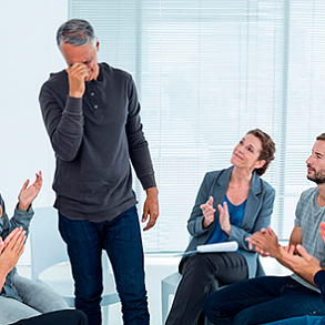 Люди поддерживают мужчину